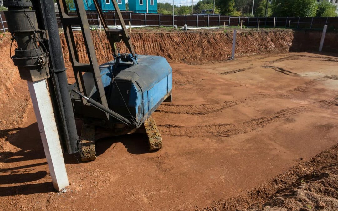 Wibromłot, kafar i palownica — czym różnią się maszyny do pogrążania elementów fundamentowych